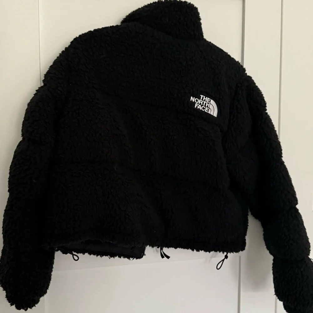The North Face Retro Nuptse 600 Down Black Sherpa Cropped Puffed Fleece Jacket - Picture 3 of 3